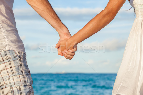 [[stock_photo]]: Romantique · couple · mains · tenant · plage · coucher · du · soleil · Voyage