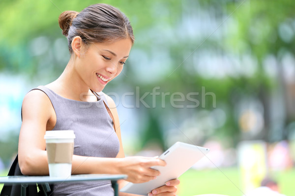 Foto d'archivio: Donna · d'affari · tablet · break · pausa · pranzo · città · parco