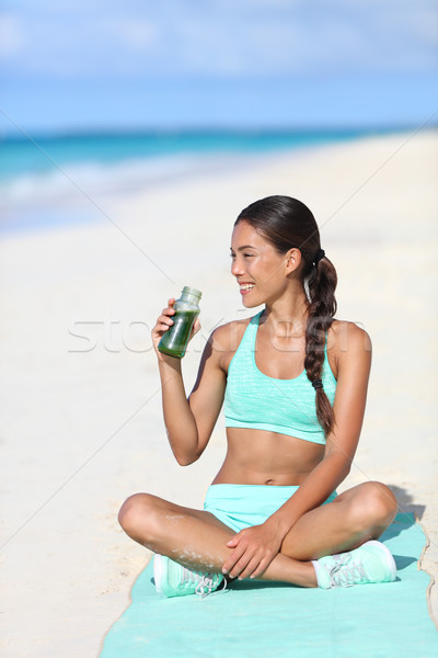 健身女人 飲用水 健康 綠色冰沙 果汁 商業照片 © Maridav