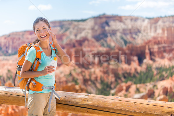 Turysta krem do opalania kobieta turystyka mleczko kosmetyczne odkryty Zdjęcia stock © Maridav