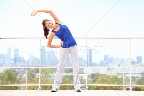 Ciudad entrenamiento mujer ejecutando ejercicio Foto stock © Maridav