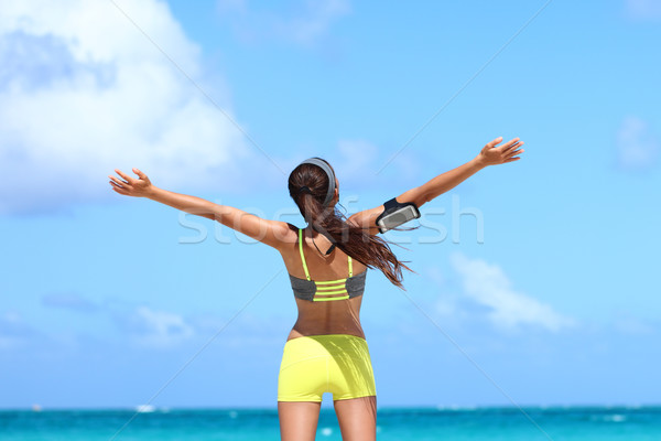 Nyerő gondtalan fitnessz nő kifejez boldogság tengerpart Stock fotó © Maridav
