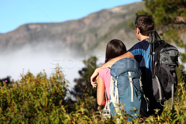 Foto stock: Casal · caminhadas · olhando · ver · marcha · floresta