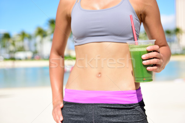 Fitness vrouw drinken groene plantaardige smoothie lopen Stockfoto © Maridav