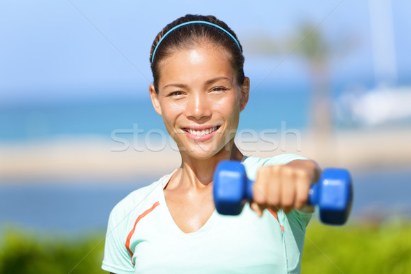 Fitnessz nő emel súlyzó súlyzós edzés kívül elöl Stock fotó © Maridav