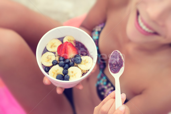 Kom meisje gezond eten voedsel strand vrouw Stockfoto © Maridav