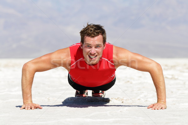 Fitness homem flexões treinamento ao ar livre Foto stock © Maridav