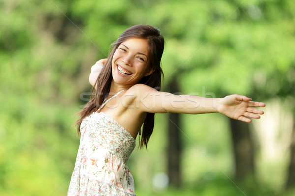 Wolna szczęśliwy kobieta wiosną parku uśmiechnięty Zdjęcia stock © Maridav