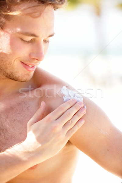 Protetor solar homem sol tela ombro ensolarado Foto stock © Maridav