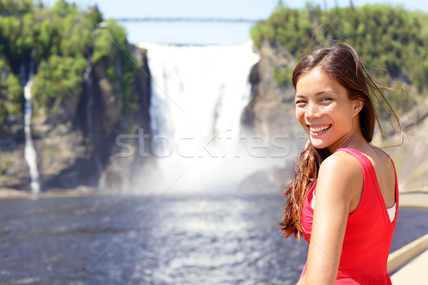 [[stock_photo]]: Femme · touristiques · Québec · souriant · heureux · rouge