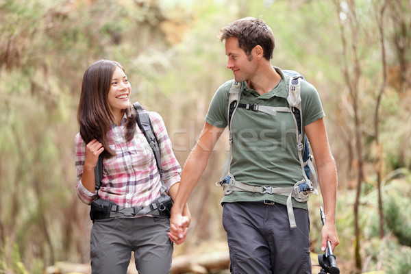 Foto stock: Casal · caminhadas · feliz · floresta · olhando