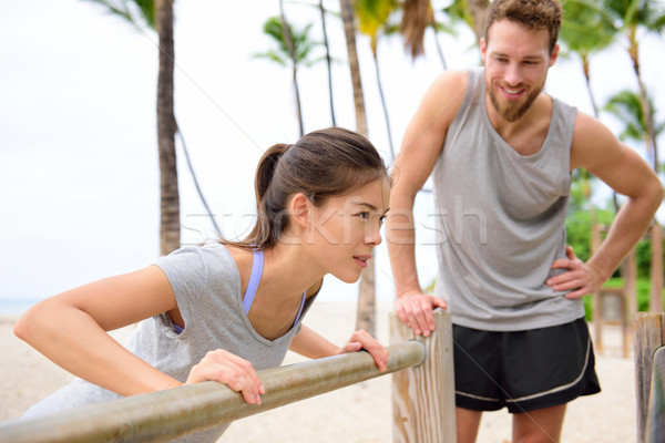 Fitness Ausbilder Coaching Frau Liegestütze helfen Stock foto © Maridav