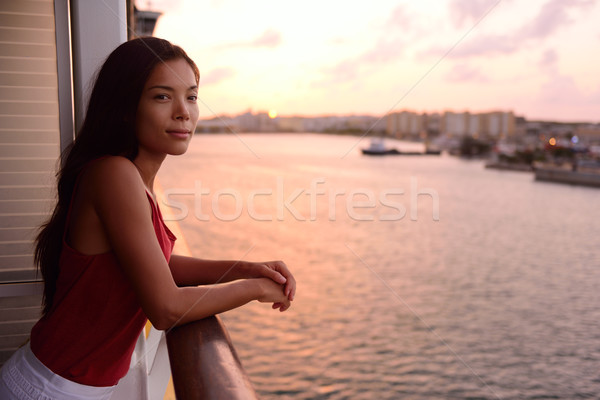 Kreuzfahrtschiff Urlaub Frau genießen Balkon Meer Stock foto © Maridav