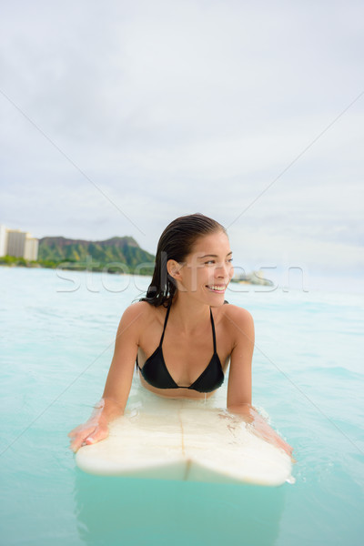 Surf surfer ragazza guardando surf tavola da surf Foto d'archivio © Maridav