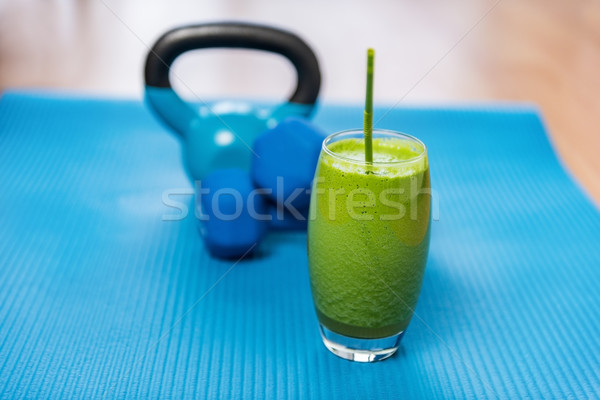 Fogyókúra smoothie súlyok fitnessz tornaterem egészséges étkezés Stock fotó © Maridav