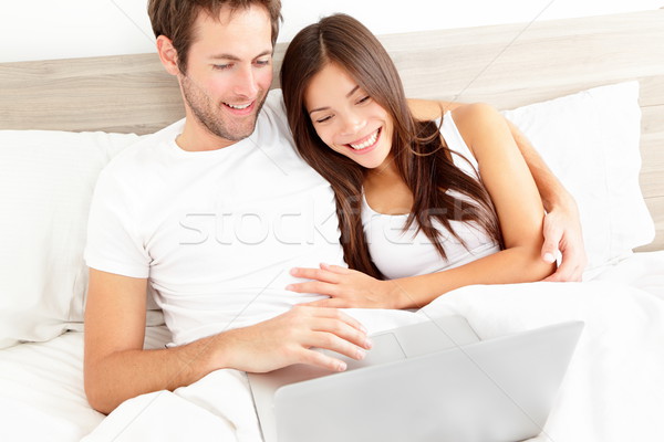 Cama casal laptop assistindo filme computador Foto stock © Maridav