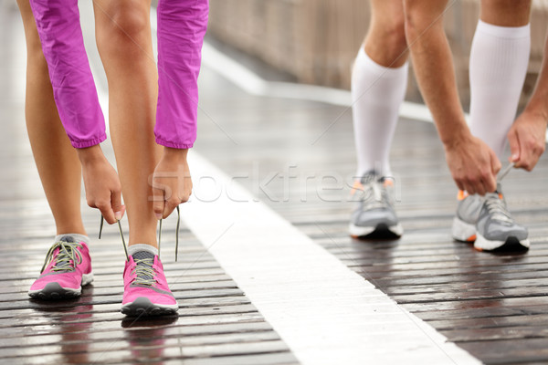 Alergător picioare funcţionare cuplu pantofi sport Imagine de stoc © Maridav