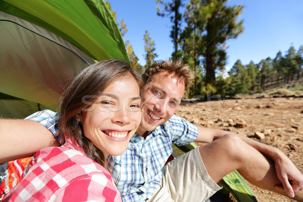 Camping Pareja tienda toma autorretrato cámara Foto stock © Maridav