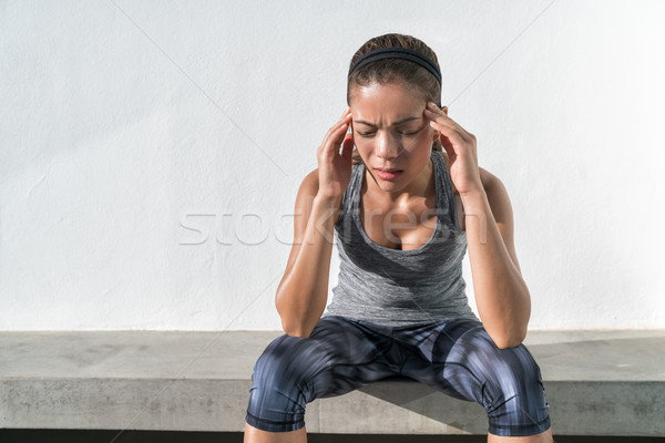 Atlet femeie de fitness durere de cap migrena durere fitness Imagine de stoc © Maridav