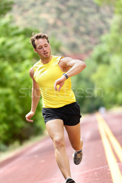 Runner naar hartslag monitor smart horloge Stockfoto © Maridav
