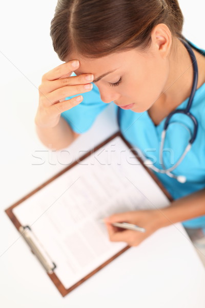 Foto stock: Médico · médico · enfermeira · trabalhando · escrita · relatório