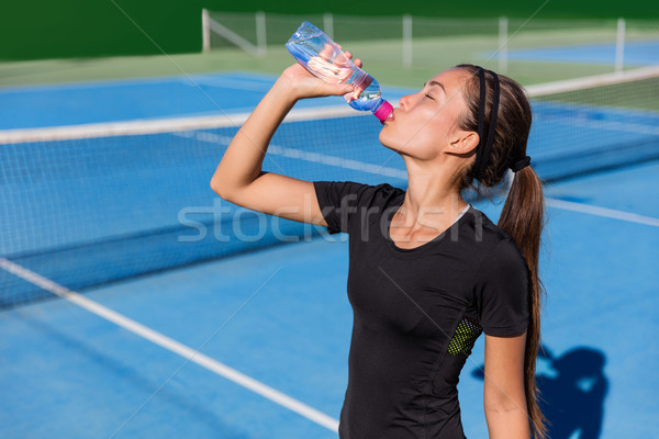 Gezonde tennisspeler drinken sport veldfles dorstig Stockfoto © Maridav