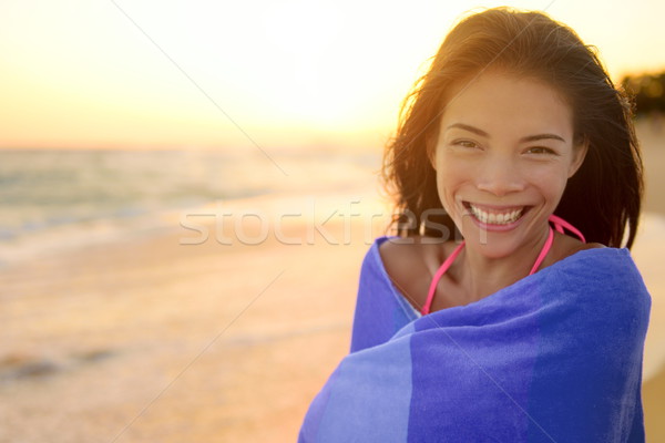 洗澡 海灘 女子 毛巾 快樂 肖像 商業照片 © Maridav