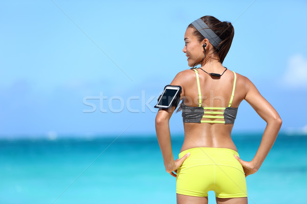 Fitnessz nő zenét hallgat sportruha drótnélküli fejhallgató sportok Stock fotó © Maridav