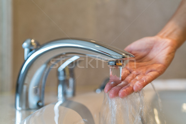 Femeie acasă baie apă temperatura Imagine de stoc © Maridav