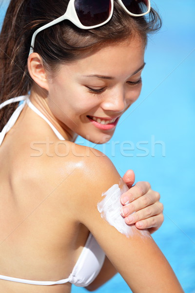Protetor solar mulher loção ombro férias de verão Foto stock © Maridav