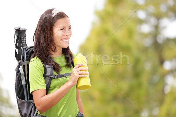 徒步旅行者 女子 女子面帶微笑 快樂 飲用水 女 商業照片 © Maridav