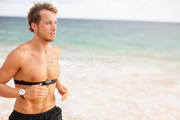 Alergător om funcţionare ritmului cardiac monitoriza plajă Imagine de stoc © Maridav