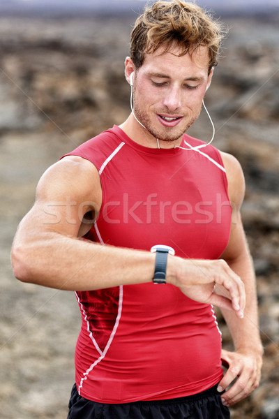 Alergător uita ritmului cardiac activitate monitoriza activ Imagine de stoc © Maridav