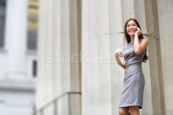 Rechtsanwalt Geschäftsfrau professionelle Fuß Freien sprechen Stock foto © Maridav
