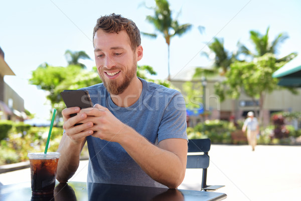 Férfi kávézó okostelefon app sms üzenetküldés sms Stock fotó © Maridav
