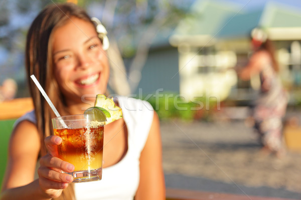 Bea femeie potabilă alcool Hawaii fata frumoasa Imagine de stoc © Maridav