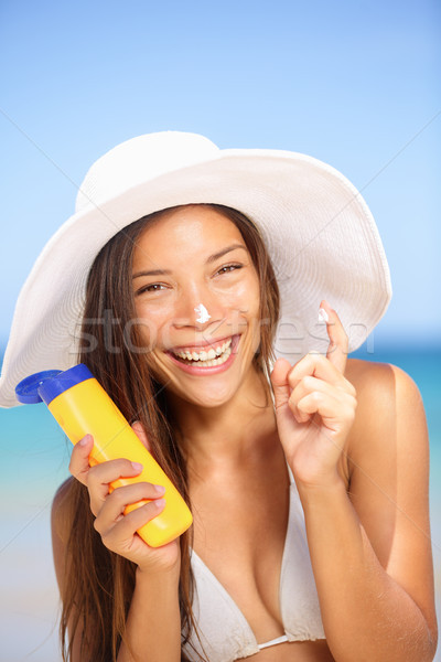 Protectie solara femeie piele bronzata de soare lotiune râs Imagine de stoc © Maridav