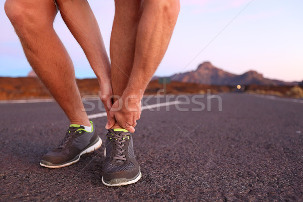 Unghi alergător om ranire funcţionare sportiv Imagine de stoc © Maridav