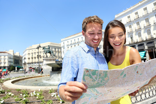 Turisták pár térkép Madrid Spanyolország városnézés Stock fotó © Maridav