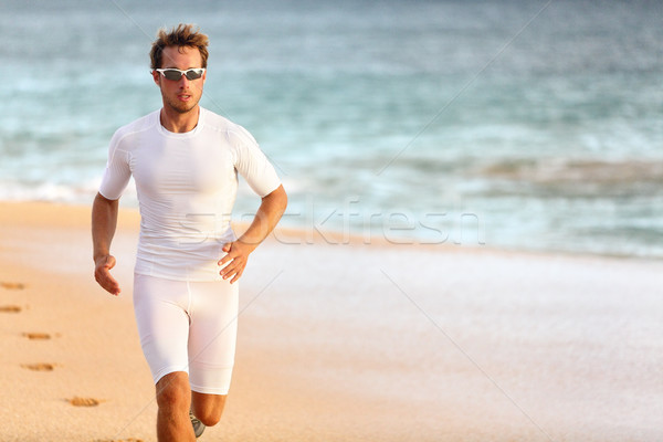 Sportiv atlet pregătire plajă triatlon rasă Imagine de stoc © Maridav