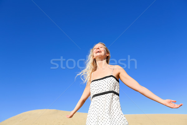 Gelukkig vrouw genieten zon vrijheid hot Stockfoto © Maridav