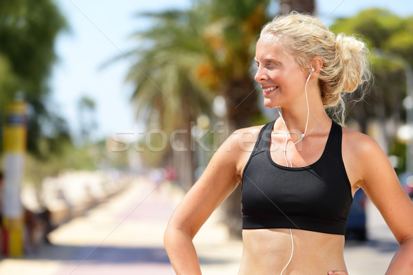 活躍 健身女人 體育 胸罩 耳機 聽音樂 商業照片 © Maridav