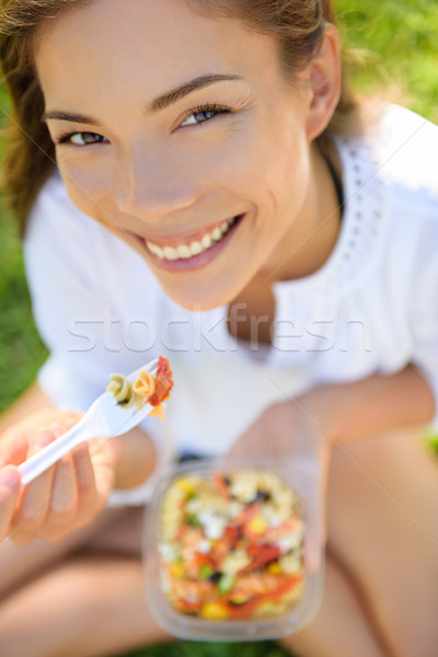 Femeie mananca fara gluten paste salată portret Imagine de stoc © Maridav