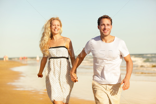 Stockfoto: Strand · paar · holding · handen · lopen · gelukkig