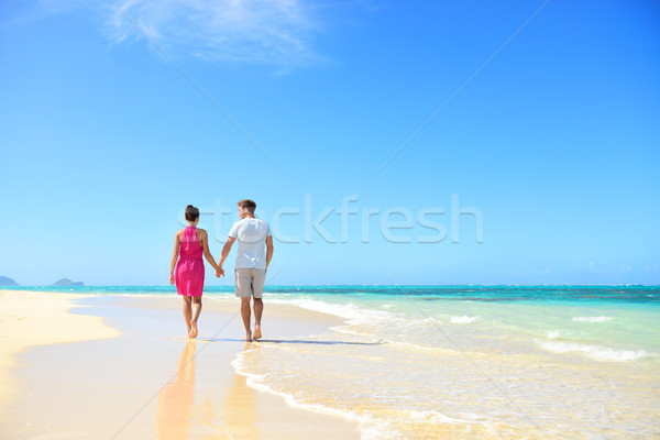 Plaj çift el ele tutuşarak yürüyüş balayı mükemmel Stok fotoğraf © Maridav
