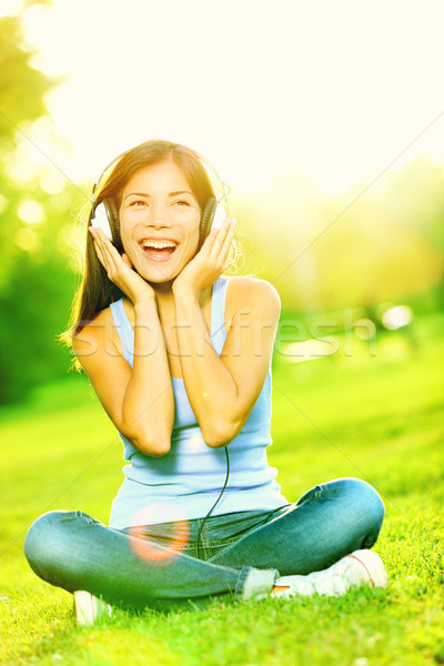 Zene fejhallgató nő park énekel zenét hallgat Stock fotó © Maridav