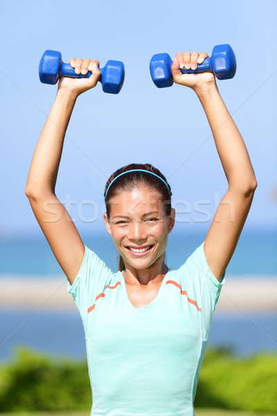 Fitnessz nő súlyzós edzés kívül emel súlyok áll Stock fotó © Maridav