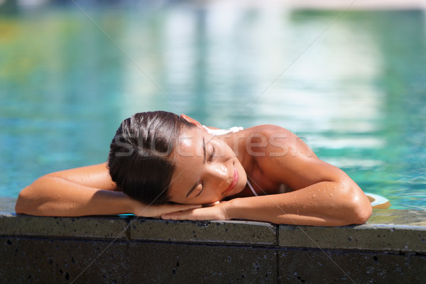 Asiatic femeie relaxare piscină spa Imagine de stoc © Maridav