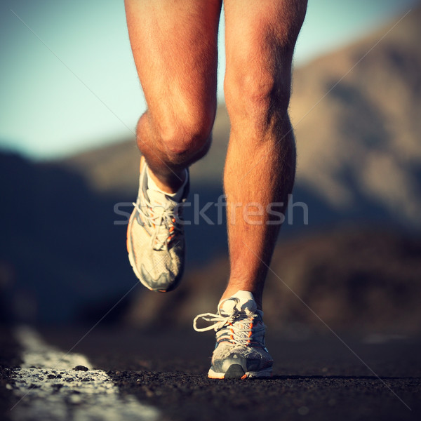 Funcţionare sportiv om alergător picioare pantofi Imagine de stoc © Maridav
