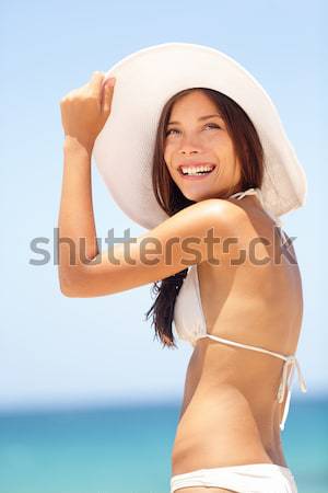 ビキニ ビーチ アジア 白人 女性の笑顔 幸せ ストックフォト C Maridav Stockfresh